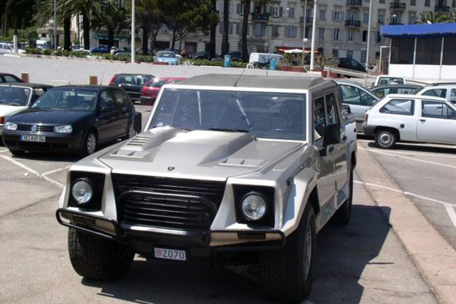 Chỉ có 328 chiếc Lamborghini SUV LM 200 được tạo ra. Nó được đặt tên là “Rambo Lambo” và là một trong số những chiếc  siêu xe đắt giá, hiếm nhất trong bộ sưu tập của Uday. Đương nhiên đây không phải là chiếc LM-200 mà Uday sở hữu, bởi nó đã bị quân đội Hoa Kỳ cho nổ tung.